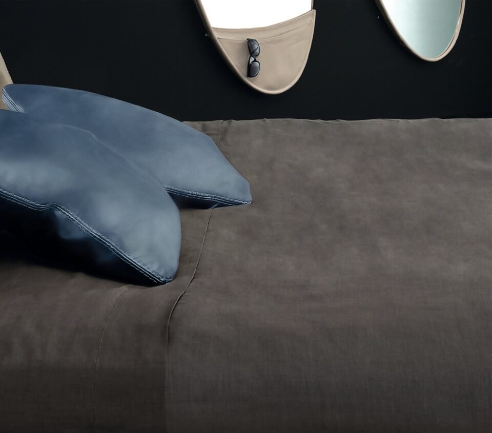 Découvrez le miroir mural Ellipse de Gamma Arredamenti, un design moderne avec détail en cuir, alliant raffinement et fonctionnalité. Disponible chez D-Style Interior.