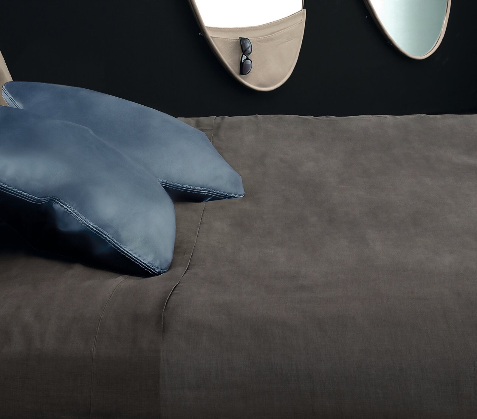 Découvrez le miroir mural Ellipse de Gamma Arredamenti, un design moderne avec détail en cuir, alliant raffinement et fonctionnalité. Disponible chez D-Style Interior.