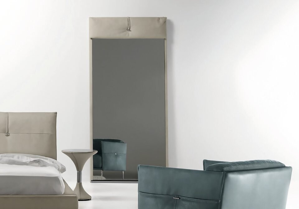 Découvrez le miroir sur pied Jack de Gamma Arredamenti, une pièce au style unique inspirée de la mode italienne. Disponible chez D-Style Interior.