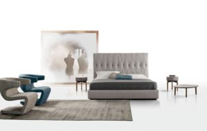 Sky table de chevet de Gamma Arredamenti, design moderne en cuir avec plateau personnalisable et pieds adaptables. Disponible chez D-Style Interior.