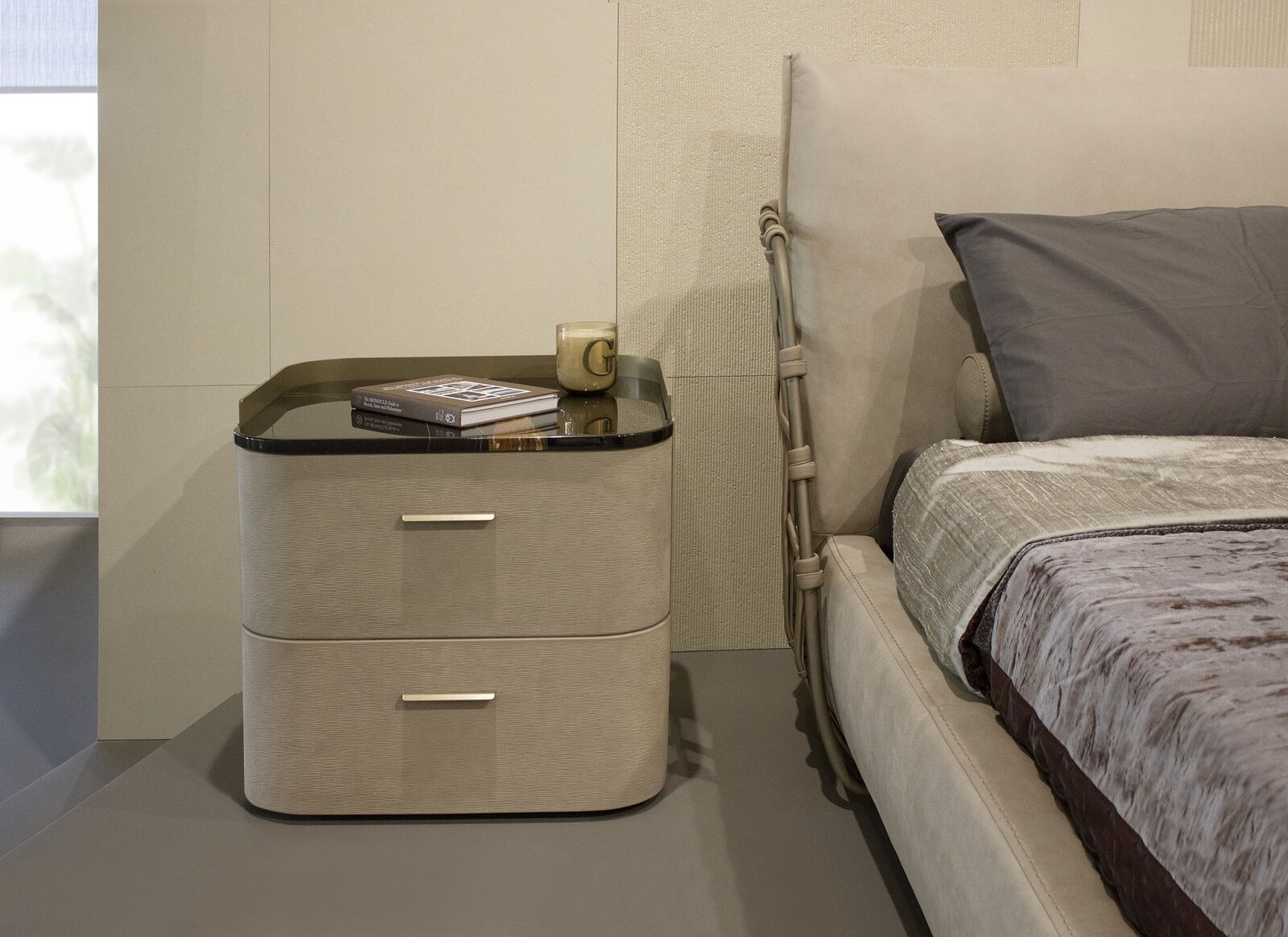 Baku table de chevet Baku de Gamma Arredamenti, un meuble en cuir et métal au design raffiné. Élégance italienne et savoir-faire artisanal chez D-Style Interior.