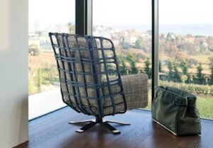 Cocoon Bergère fauteuil de Gamma Arredamenti, une pièce design haut de gamme en cuir tressé à la main avec base pivotante. Disponible chez D-Style Interior.