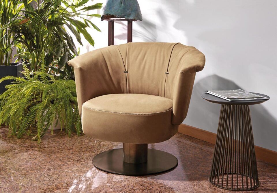Luna fauteuil en cuir au design contemporain, inspiré des courbes lunaires, avec dossier ergonomique et détail métallique raffiné. Disponible chez D-Style Interior.