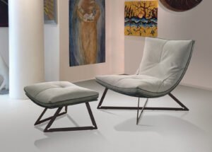 Scarlett chaise-longue design haut de gamme par Gamma Arredamenti avec coussin moelleux et pouf assorti, base croisée stable et entièrement personnalisable. Disponible chez D-Style Interior.