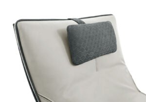 Scarlett chaise-longue design haut de gamme par Gamma Arredamenti avec coussin moelleux et pouf assorti, base croisée stable et entièrement personnalisable. Disponible chez D-Style Interior.