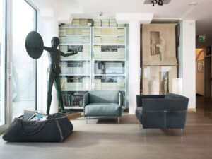 Trench fauteuil de Gamma Arredamenti, cuir moderne avec détails sophistiqués et pochette magazine pratique. Disponible chez D-Style Interior.