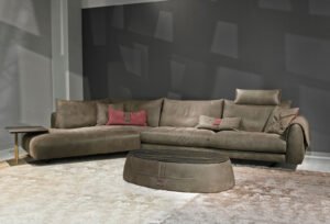 Karl table basse de Gamma Arredamenti se distingue par son détail de boucle en cuir inspiré de la maroquinerie et ses finitions luxueuses. Disponible chez D-Style Interior.