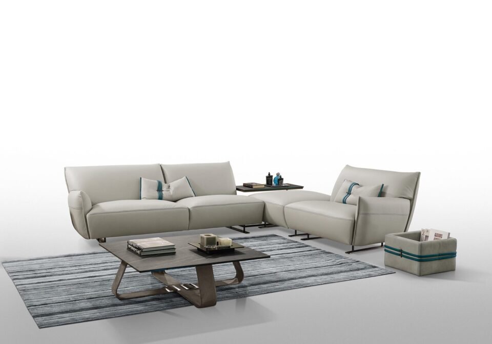 Belts Table basse design Gamma Arredamenti, élégante et aérienne avec boucles en cuir et plateau en verre, céramique ou marbre. Disponible chez D-Style Interior.