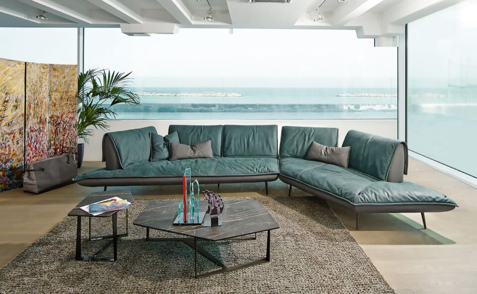 Escape table basse de Gamma Arredamenti, un design géométrique et raffiné disponible en marbre ou céramique. Disponible chez D-Style Interior.