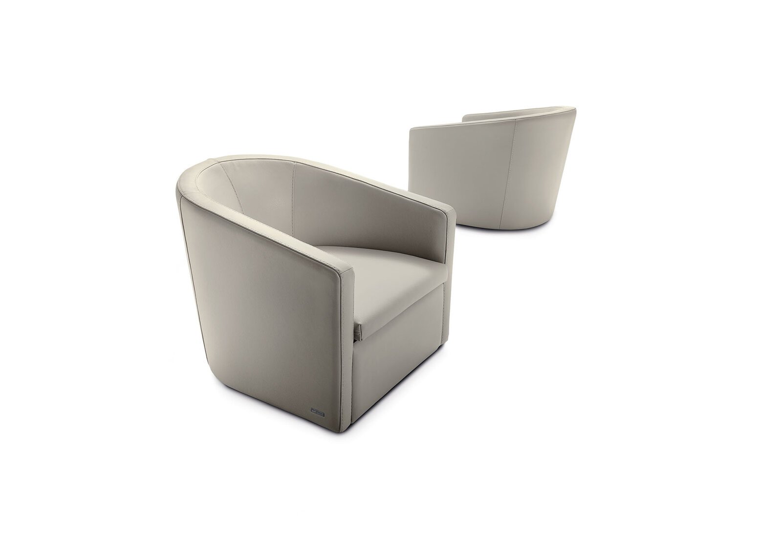 Pretty fauteuil design moderne en cuir au confort enveloppant, idéal pour le salon, la chambre ou un espace d’accueil. Disponible chez D-Style Interior.