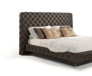 Aston Alto Night lit de Gamma Arredamenti se distingue par son capitonnage artisanal et sa tête de lit basse. Disponible chez D-Style Interior.