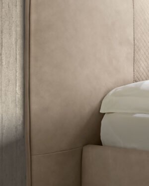 Découvrez le lit Batik Night de Gamma Arredamenti, un modèle en cuir pleine fleur au design moderne et raffiné. Disponible chez D-Style Interior.