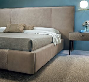 Découvrez le lit Batik Night de Gamma Arredamenti, un modèle en cuir pleine fleur au design moderne et raffiné. Disponible chez D-Style Interior.