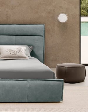 Flamingo Night Lit en cuir haut de gamme avec tête de lit haute, coutures contrastées et option de rangement. Élégant, confortable et disponible chez D-Style Interior.