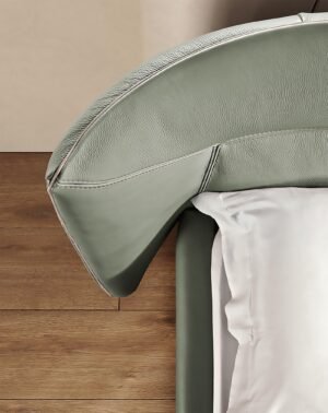 Tulip Night lit de Gamma Arredamenti, un modèle en cuir au design contemporain avec tête de lit incurvée et finitions personnalisables. Disponible chez D-Style Interior.