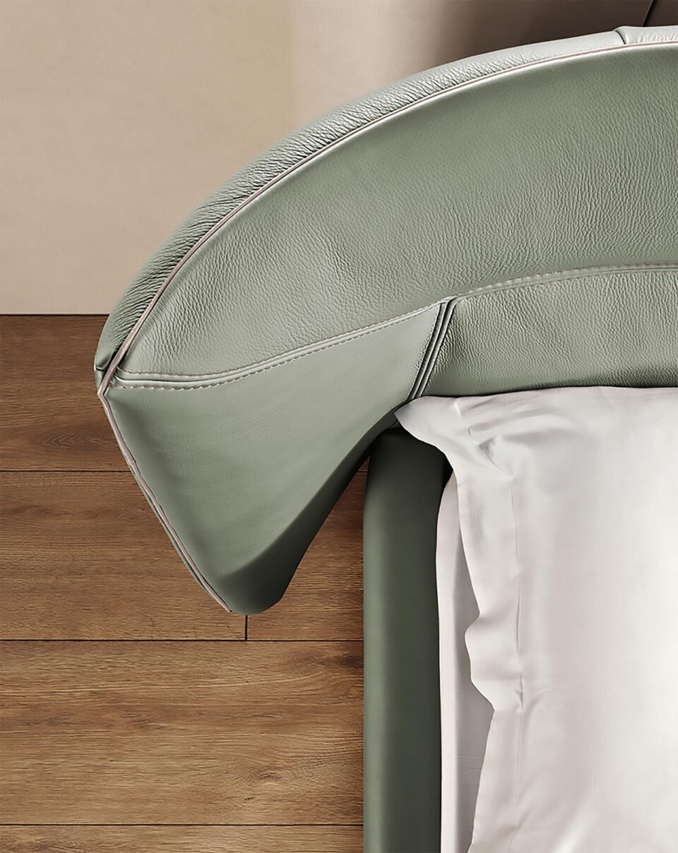 Tulip Night lit de Gamma Arredamenti, un modèle en cuir au design contemporain avec tête de lit incurvée et finitions personnalisables. Disponible chez D-Style Interior.