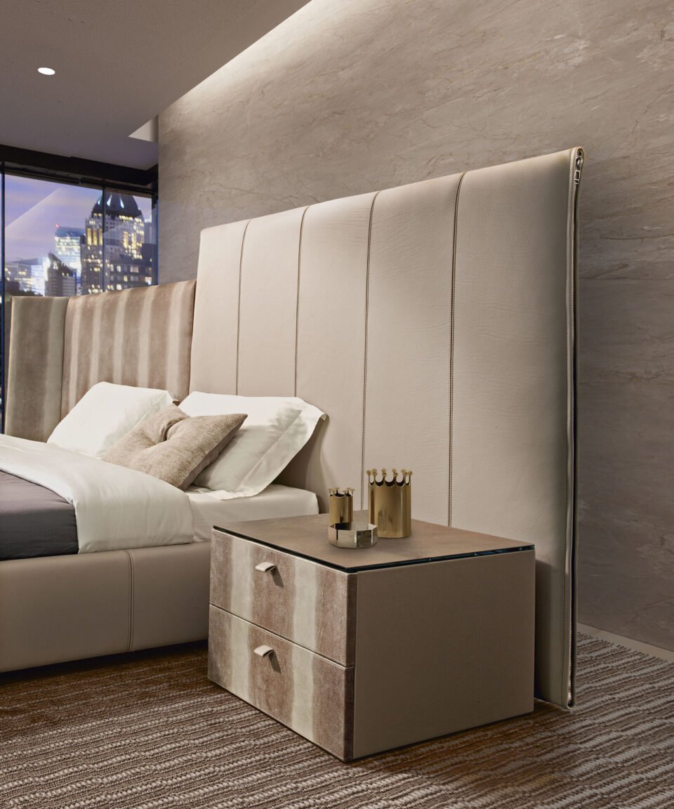 Morfeo table de chevet Morfeo de Gamma Arredamenti, un modèle en cuir personnalisable aux lignes pures et au design intemporel. Disponible chez D-Style Interior