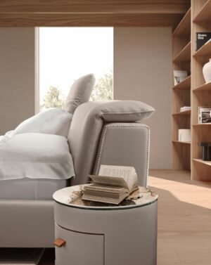 NOX table de chevet de Gamma Arredamenti, design moderne en cuir personnalisable avec plateau en verre, céramique ou marbre. Disponible chez D-Style Interior.