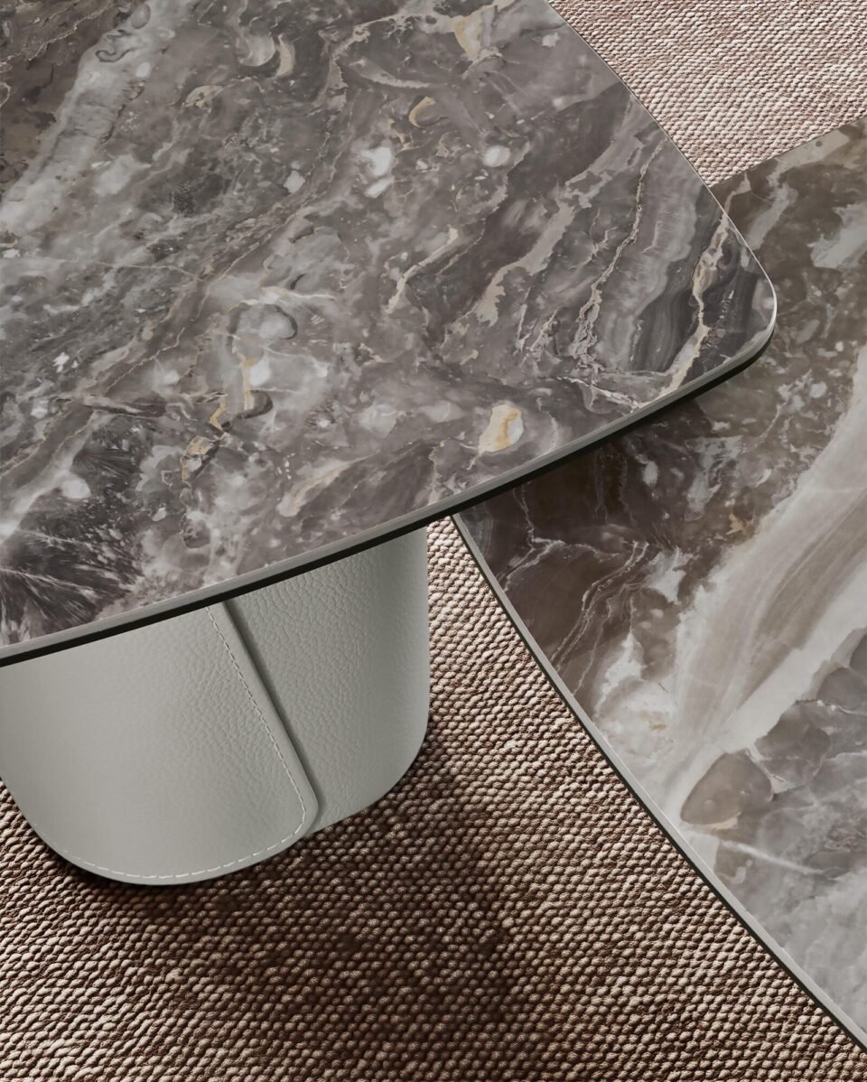 Block table basse de Gamma Arredamenti, un modèle haut de gamme en cuir avec plateau en verre, céramique ou marbre. Élégance italienne chez D-Style Interior.