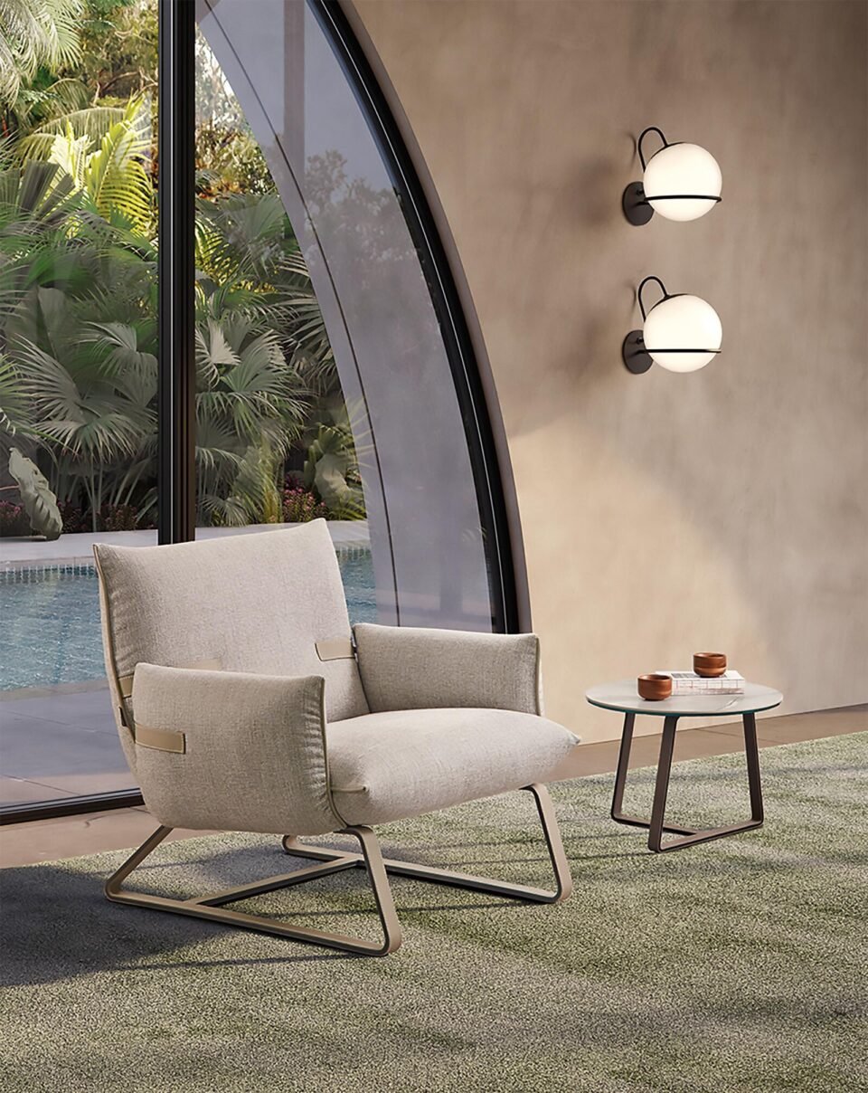 Fifty table basse design de Gamma Arredamenti allie élégance et modernité avec sa base en métal croisé et son détail en cuir. disponible chez D-Style Interior.