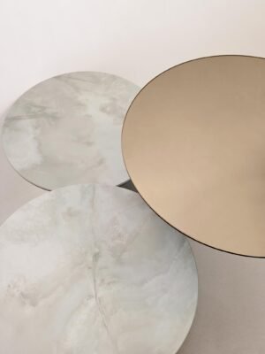 Planets table basse de Gamma Arredamenti, avec ses trois plateaux ronds en marbre, verre miroir céramique allie design italien. Disponible chez D-Style Interior.