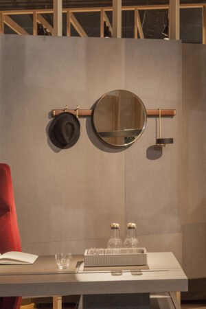 Ren miroir design haut de gamme par Poltrona Frau, en noyer Canaletto et cuir Saddle Extra Talpa, alliance d’élégance et de fonctionnalité. Disponible chez D-Style Interior.
