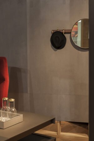 Ren miroir design haut de gamme par Poltrona Frau, en noyer Canaletto et cuir Saddle Extra Talpa, alliance d’élégance et de fonctionnalité. Disponible chez D-Style Interior.