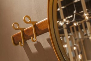 Ren miroir design haut de gamme par Poltrona Frau, en noyer Canaletto et cuir Saddle Extra Talpa, alliance d’élégance et de fonctionnalité. Disponible chez D-Style Interior.