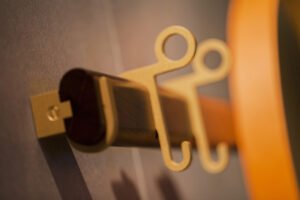 Ren miroir design haut de gamme par Poltrona Frau, en noyer Canaletto et cuir Saddle Extra Talpa, alliance d’élégance et de fonctionnalité. Disponible chez D-Style Interior.